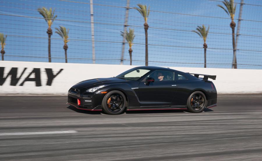  Nissan GT-R Nismo (R35) 2016 года  (NA) (фото 14 из 24)